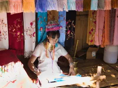 pexels-fernando-b-m-3624021-29448001 2 - Travelpreneur Traditional Craftsmanship of long neck Karen woman in Chiang Mai, Thailand.