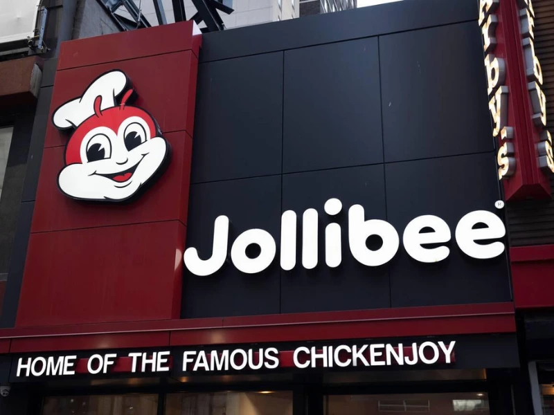 1 - Travelpreneur jolibee logo outside