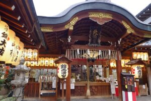 Nishiki Tenmangu Shrine - Travelpreneur Front of Nishiki Tenmangu Shrine