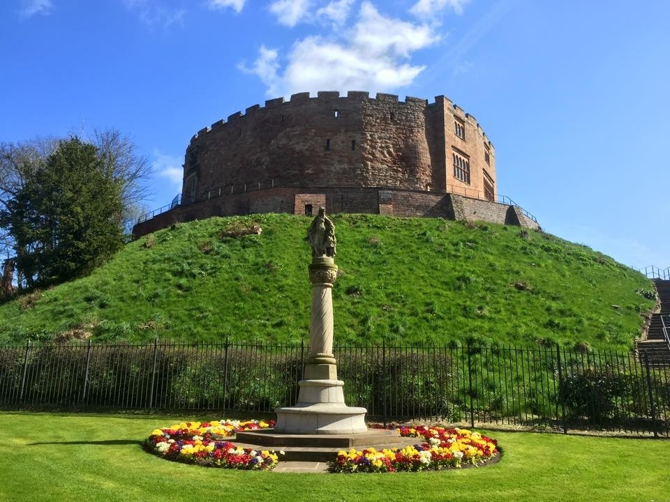Tamworth Castle and iconic statue