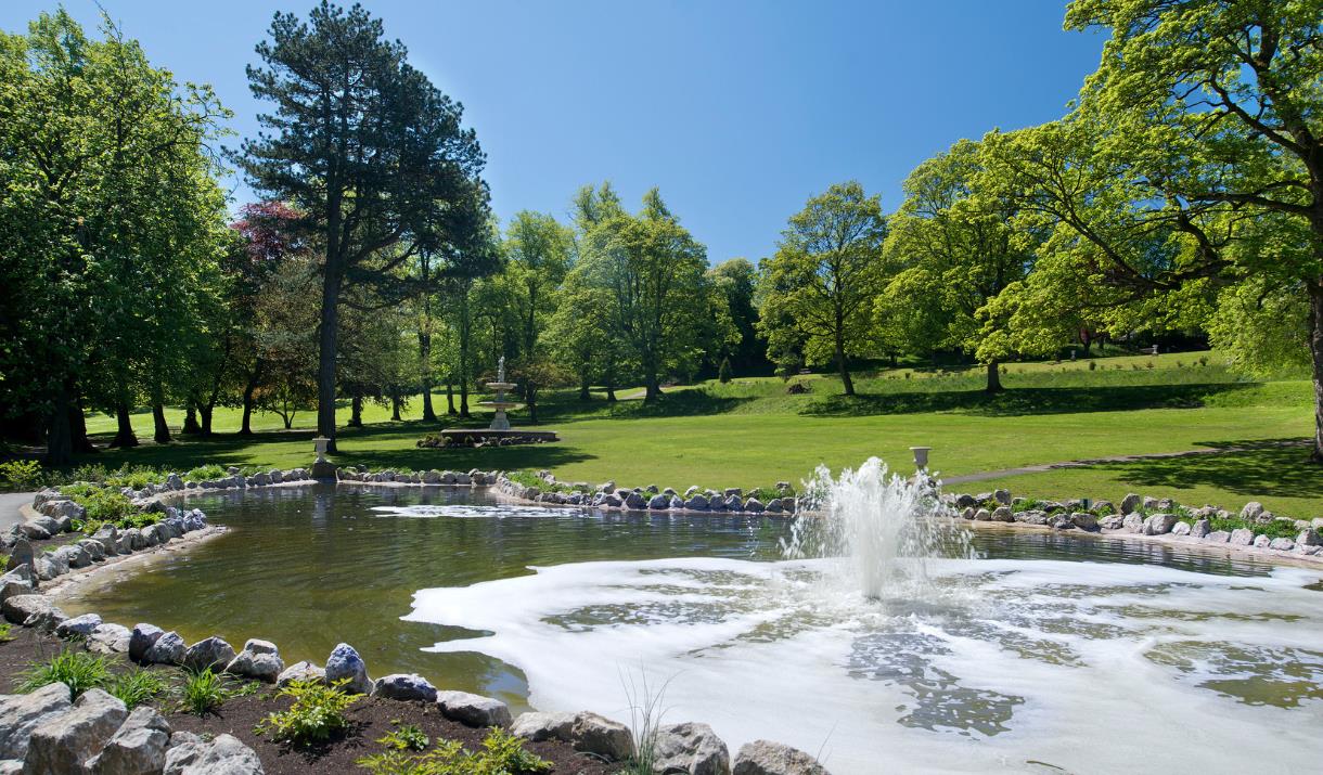 Cliffe Castle Park garden and fountain