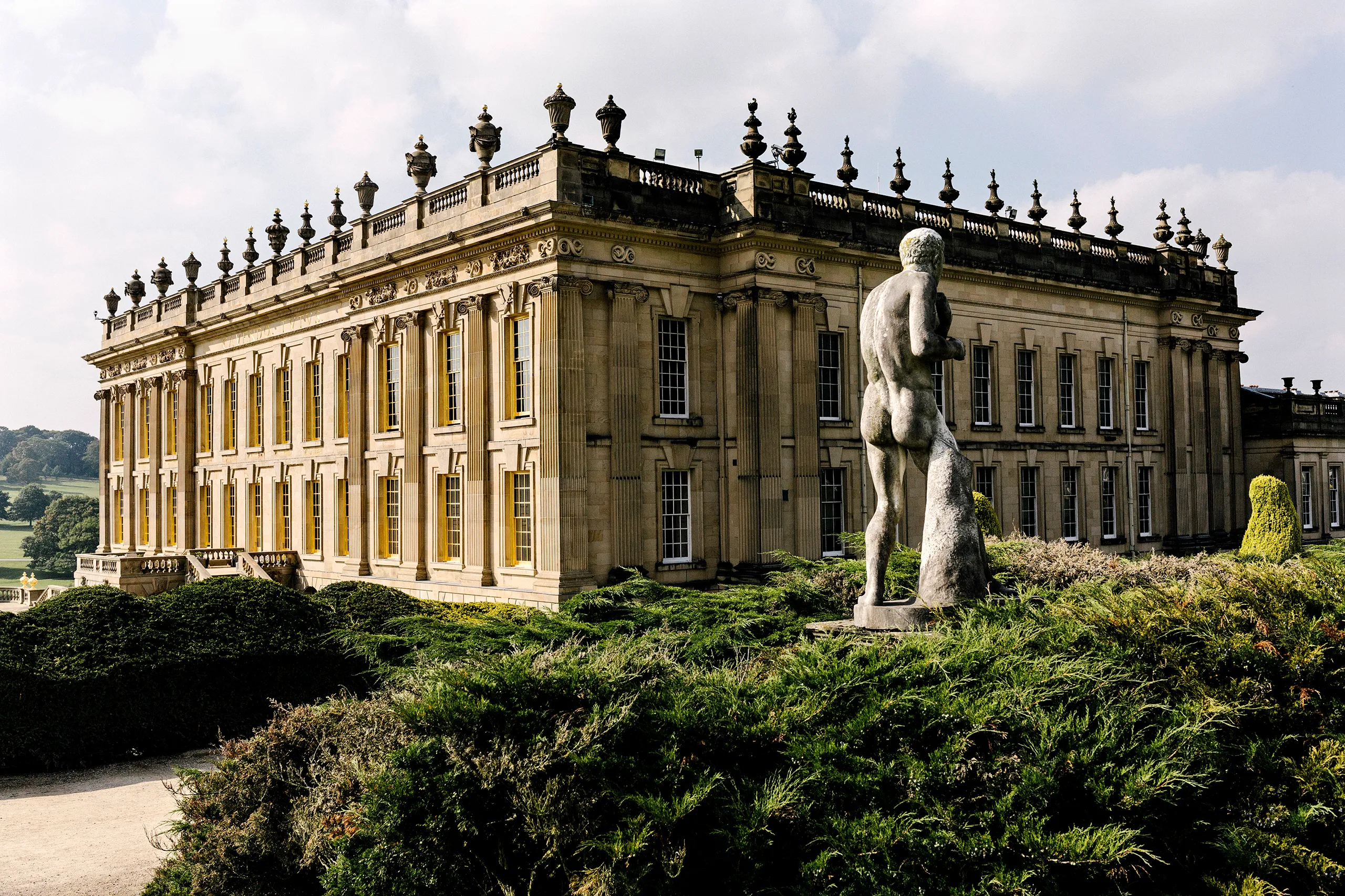 Chatsworth-house-and iconic statue