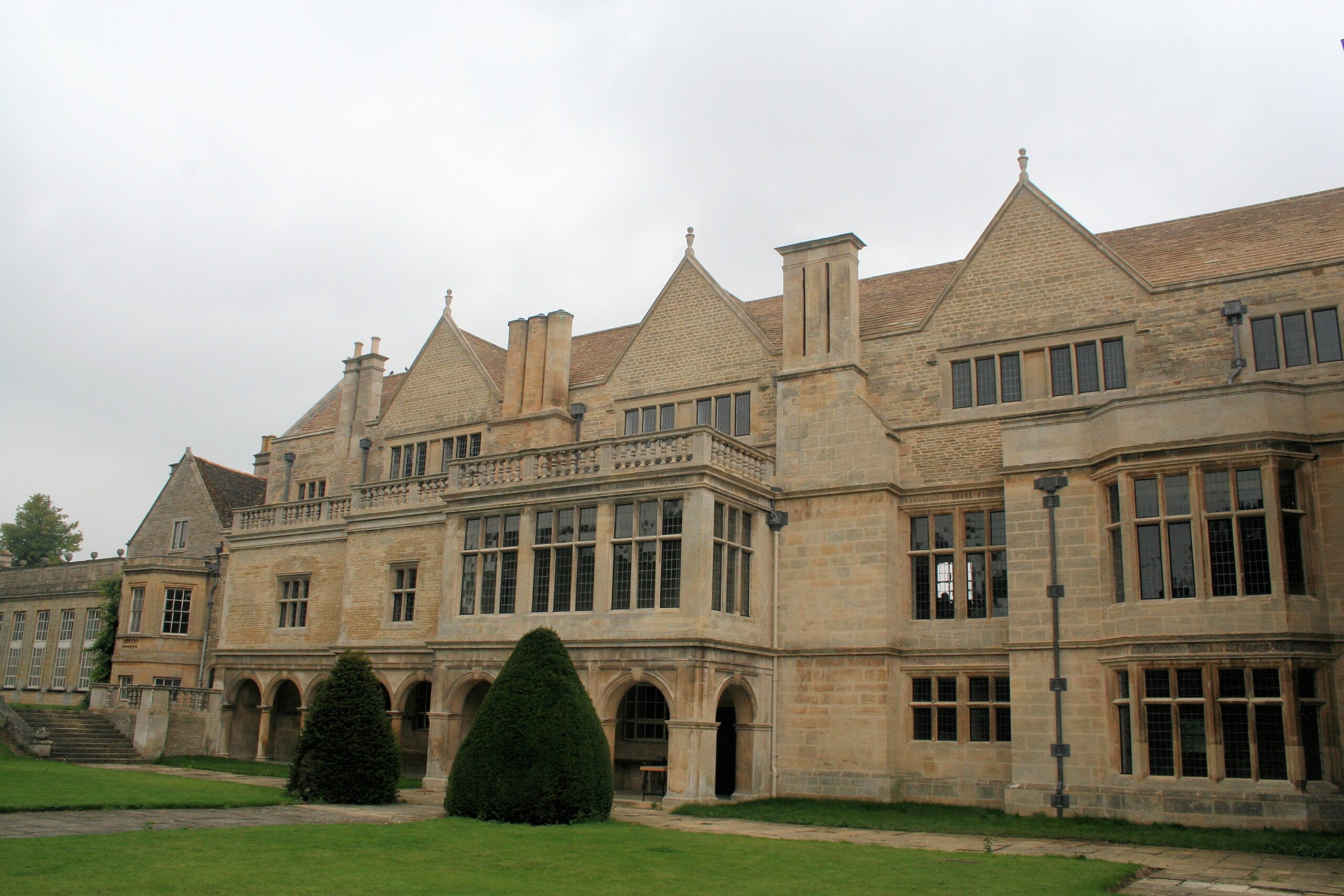 Apethorpe Palace side garden and building