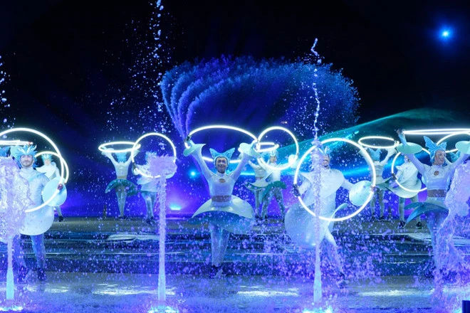 Kiss of the Sea Phu Quoc actors and water display