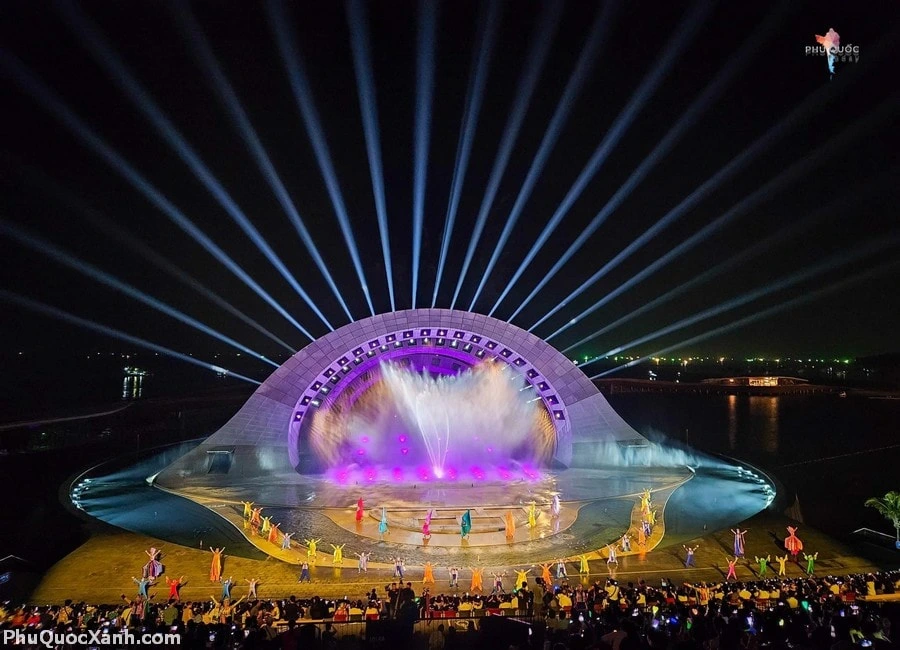 Kiss of the Sea Phu Quoc stage and audience
